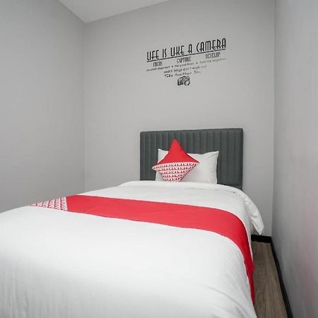 Oyo 568 Rajawali Homestay Palembang Exterior foto