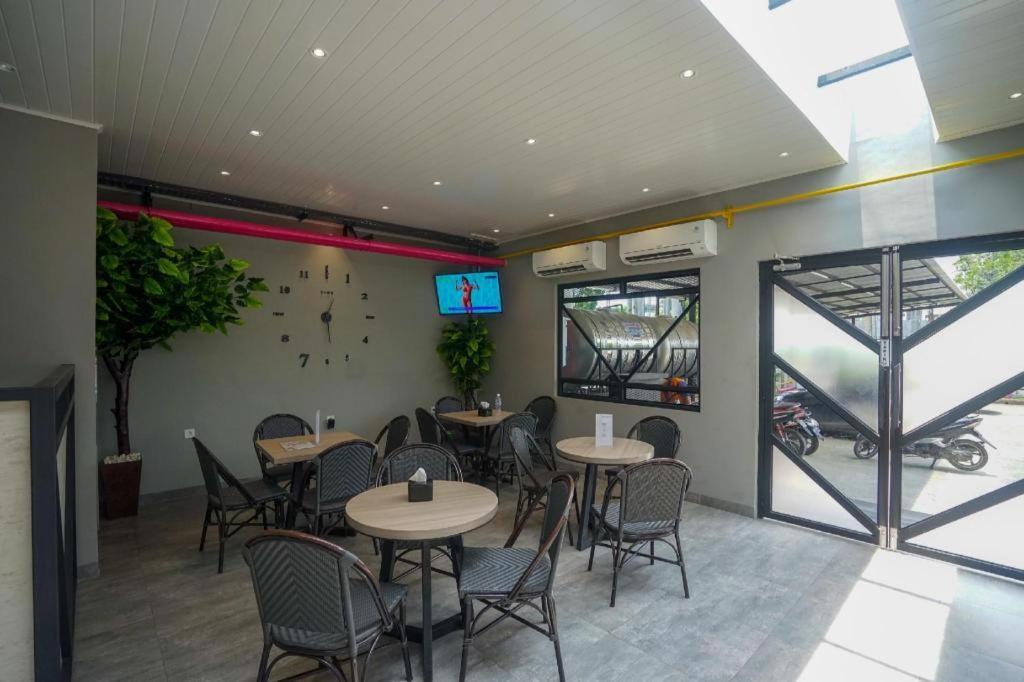 Oyo 568 Rajawali Homestay Palembang Exterior foto