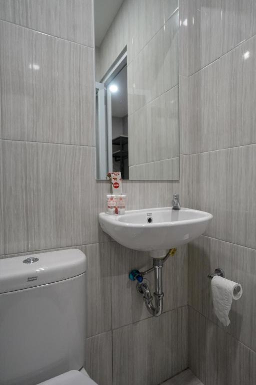 Oyo 568 Rajawali Homestay Palembang Exterior foto